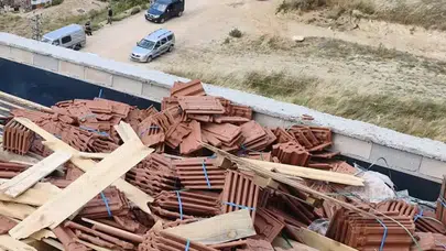 İnşaat sahasında korku dolu anlar: Kiremit yığını işçilerin üzerine devrildi
