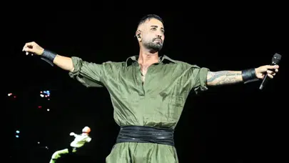 Sahne stiline yönelik eleştirilere sessiz kalmadı: Tan Taşçı'dan 'itibar suikastı' çıkışı