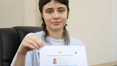 İkizinin izinden gidip zirveye yerleşti: Açık liseli İlhan Türkiye birincisi oldu