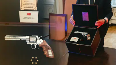 Diplomasi masasında sürpriz hediye: Cumhurbaşkanı Erdoğan'dan liderlere özel üretim Magnum