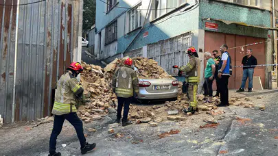 Beyoğlu’nda korkutan çökme: Saniyelerle faciadan dönüldü