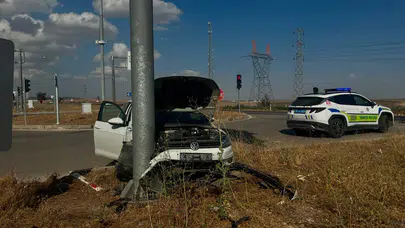 Kilis'te trafik kazası: Yön tabelasına çarpan araçta iki kişi hastanelik oldu