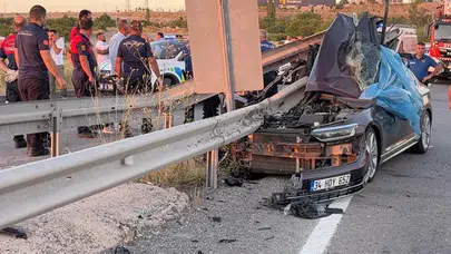 Düğün yolunda büyük acı: Konvoydaki otomobil bariyerlere saplandı