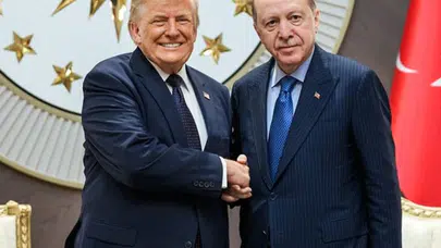 Ankara Zirvesi'nden dünyaya yansıyan kritik kare: Trump ve Erdoğan'ın samimi tokalaşması gündem oldu
