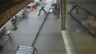 Küçükçekmece’de dükkan basan saldırgan esnafı kanlar içinde bıraktı: Dehşet anları kamerada