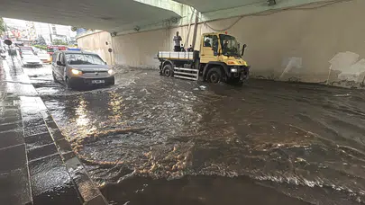 İstanbul sağanakla uyandı: Zincirlikuyu'da trafik kilitlendi