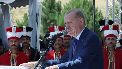 Cumhurbaşkanı Erdoğan, Malazgirt Zaferi'nin 955. yılında Ahlat'ta vatandaşlarla bir araya geldi