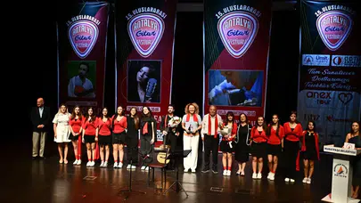 Antalya'da gitarın büyülü buluşması: 15. kez sahne ışıkları yandı