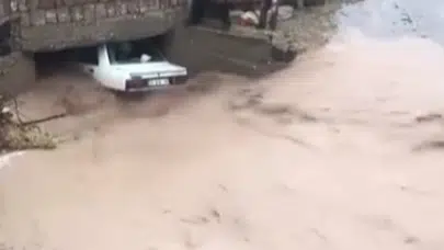 Nevşehir'de korku dolu anlar: Selin ortasında kalan araçtan son anda kurtarıldılar