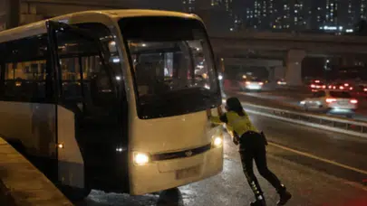 TEM Otoyolu'nda örnek dayanışma: Kadın polis arızalı aracı tek başına itti