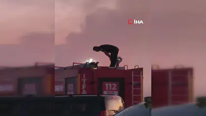 Alevlerle mücadele ederken vaktini kaçırmadı: İtfaiye aracının üzerinde namaz kıldı