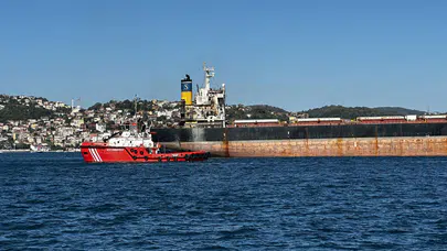 Rusya açıklarında hedef alınan 225 metrelik dev gemi İstanbul Boğazı'ndan geçti