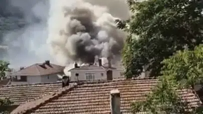 Sarıyer'de korkutan çatı yangını: Park halindeki araç zarar gördü
