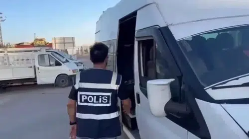 Hatay'da Takip Edilen Minibüste 7 Kaçak Göçmen Yakalandı, 1 Kişi Tutuklandı