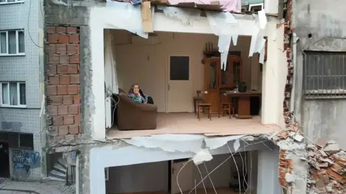 Zeytinburnu'nda 4 Katlı Bina Kontrollü Olarak Yıkıldı, Yanındaki Apartman Duvarsız Kaldı