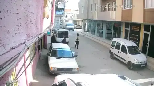 Bursa'da Ekmek Kamyonunun Açık Kapısı Genç Kıza Çarptı