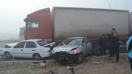 Aksaray'da Tır, Kırmızı Işıkta Duran Araçlara Çarptı