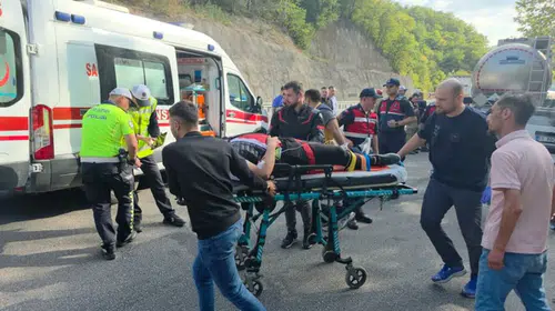 Bursa'da Otomobilin Park Halindeki Tankere Çarpması Sonucu 5 Kişi Yaralandı