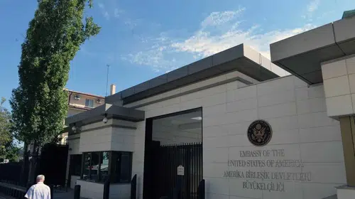 ABD'de Bütçe Krizi Ankara Büyükelçiliğine Sıçradı: Pasaport ve Vize İşlemleri Devam Edecek mi?
