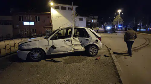 Yalvaç'ta trafik dehşeti: Kavşakta iki araç birbirine girdi