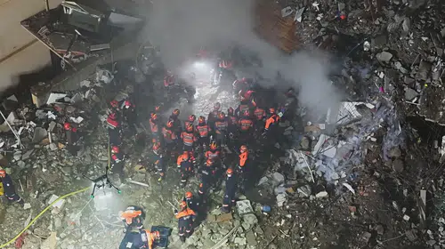 Maltepe'de korkunç çöküş: Enkaz altındaki vatandaşlar için zamana karşı yarış