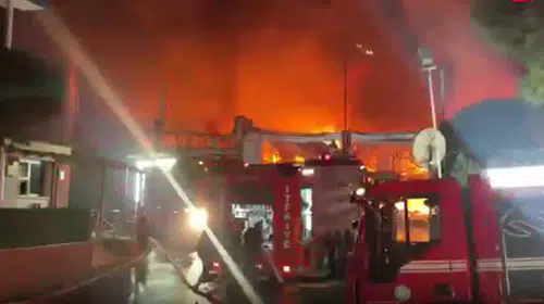 Manisa'da korkutan yangın: Akü fabrikasından dumanlar yükseliyor