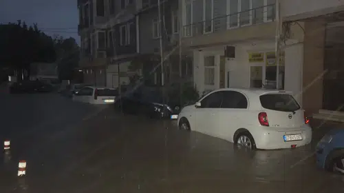Beykoz'da kabus dolu anlar: Sağanak yağış araçları yuttu, evleri su bastı