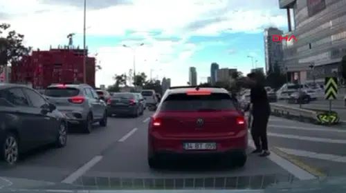 Trafikte pes dedirten görüntü: Ceza yememek için plakayı söküp emniyet şeridine daldı