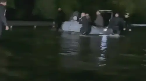 Ayazağa'da sel kabusu: İş yerlerinde mahsur kalanlar botlarla tahliye edildi