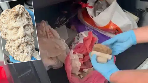İzmir'de tarihi operasyon: 2 bin yıllık Zeus heykeli başı ele geçirildi