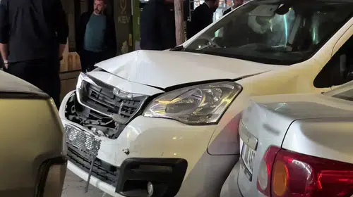 Erzurum'da korkutan kaza: Direksiyonu kilitlenen otomobil ortalığı birbirine kattı