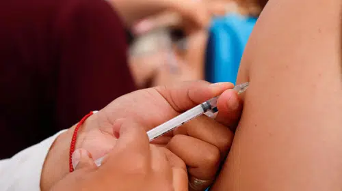Kanser tedavisinde devrim: Kişiselleştirilmiş mRNA aşısı ölüm riskini yarıya indiriyor