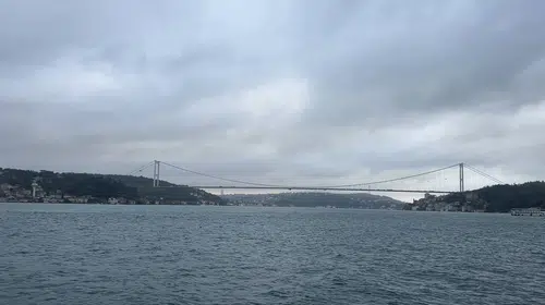 İstanbul Boğazı'nda kritik geçiş: Dron saldırısına uğrayan gemi için trafik durduruldu