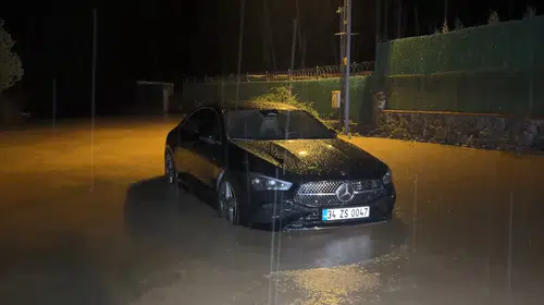 Şile'de sağanak kabusu: Sulara gömülen araçtan son anda kurtarıldılar