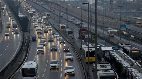 İstanbul'da mesai bitimi kilitlendi: Trafik yoğunluğu yüzde 83'ü aştı