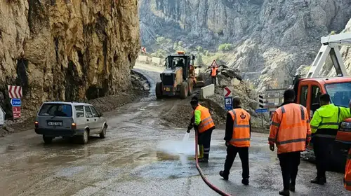 Kemaliye'de şiddetli yağışlar yolu çökertti: Trafik akışı durduruldu