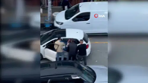 Trafikte dehşet anları: Dövüş antrenörü olduğunu söyleyip sürücüye saldırdı