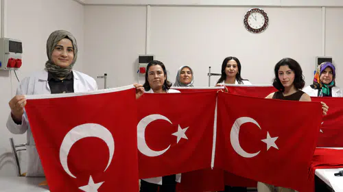 Gaziantep'te 29 Ekim mesaisi: Ellerinde ay yıldızlı bayraklar yükseliyor