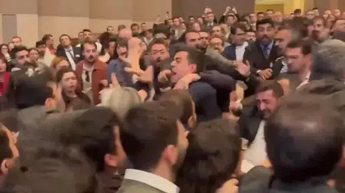 İstanbul Barosu genel kurulunda gergin anlar: Kürsüden inen adaya müdahale kavgayı başlattı