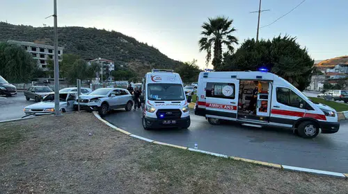 Söke'de korkutan kaza: İki araç çarpıştı, yaralılar var