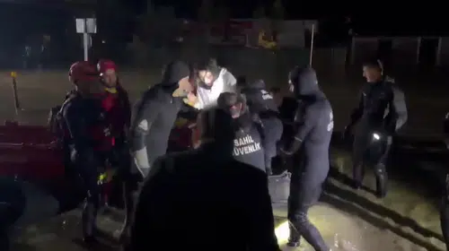 Demet Özdemir'in zor anları: Sağanak stüdyoyu basınca botla kurtarıldı