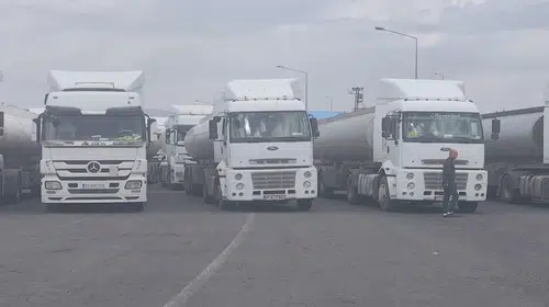 Habur'da nakliyecilerin isyanı: Bin lira ödeyip yol kenarında bekletiliyorlar