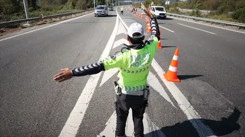 İstanbul'da pazar mesaisi: Koşu nedeniyle kritik yollar trafiğe kapatıldı