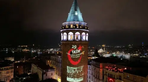 İstanbul'un kalbinde Cumhuriyet coşkusu: Galata Kulesi Atatürk silüetiyle ışıldadı