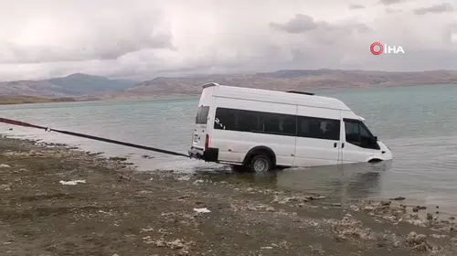 Erçek Gölü kıyısında korku dolu anlar: Kontrolden çıkan araç sulara gömüldü
