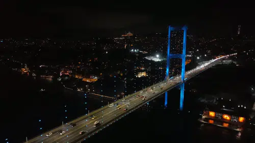 İstanbul'un gerdanlıkları Türk Dünyası Günü için ışıklandı