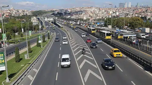 İstanbul'da pazar mesaisi: Tarihi Yarımada'da trafik akışına düzenleme