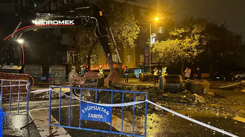 Eyüpsultan'da sağanak yağış yolu yuttu: Ekipler alarma geçti