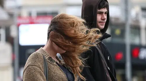 İstanbul Valiliği'nden Fırtına Uyarısı: Hava Sıcaklıkları Mevsim Normallerinin Altına Düşüyor