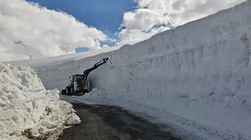 Muş’ta 6 Metrelik Kar Kütleleriyle Mücadele Ediliyor